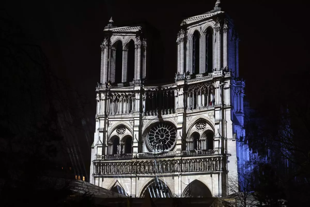 Rihapet Notre-Dame/ Në ceremoni do marrin pjese mbi 40 liderë botërorë