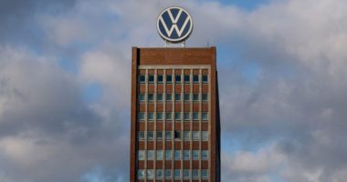 Punëtorët e Volkswagen fillojnë grevën paralajmëruese në të gjithë Gjermaninë