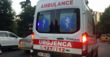 Aksident në autostradën Tiranë-Elbasan/ Kamioni përplaset me makinën, dy të plagosur