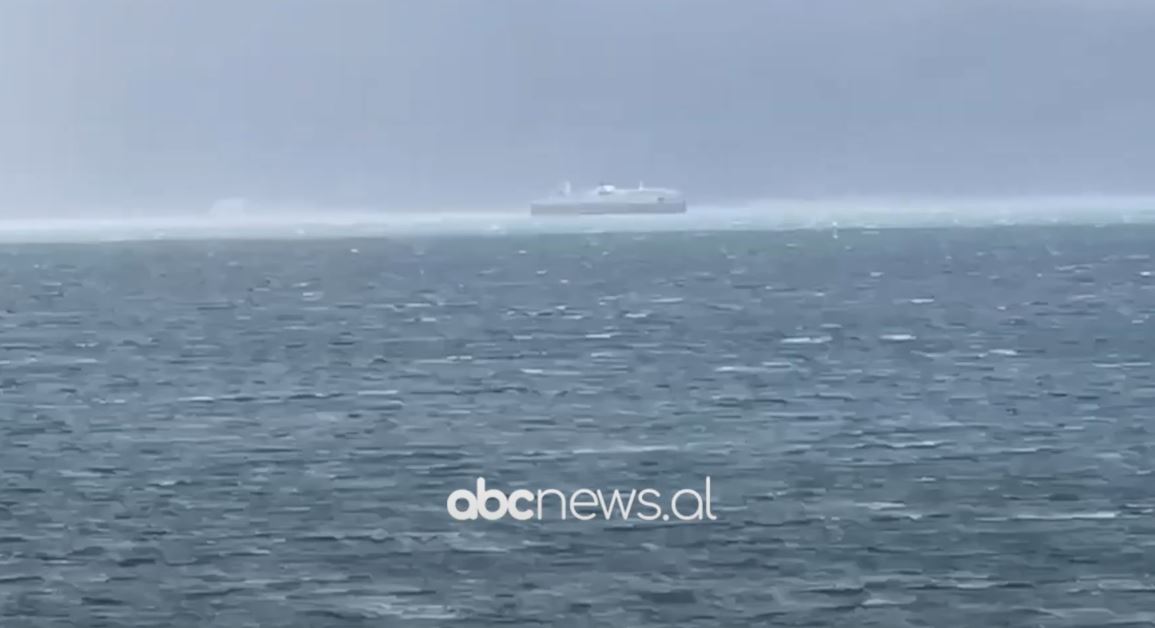 VIDEO/ Vlora pritet të përfshihet nga moti i keq, mjetet e peshkimit pezullojnë aktivitetin