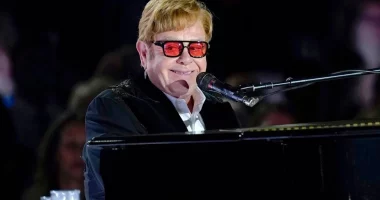 Elton John zbulon se çfarë do që të shkruhet në gurin e varrit të tij