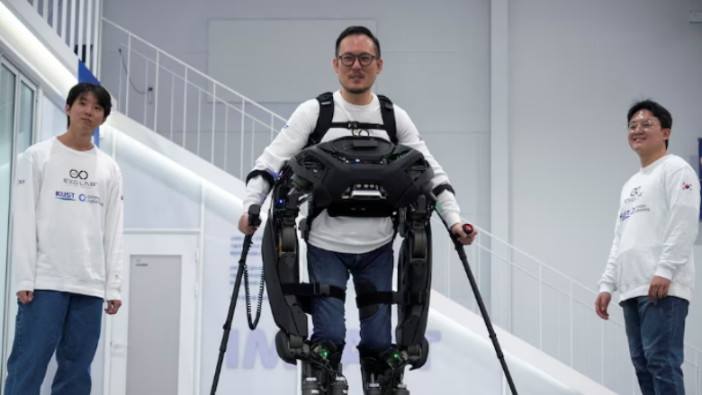 Studiuesit në Korenë e Jugut zhvillojnë robotin që ndihmon paraplegjikët të ecin