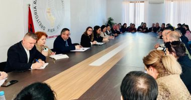 Fier/ Manastirliu takim me drejtuesit e shkollave: Pezullim deri në zbardhjen e ngjarjes të drejtuesve dhe oficerit të sigurisë të shkollës në Cakran