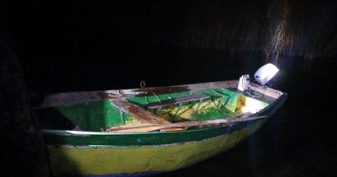 Peshkimi i paligjshëm në liqenin e Pogradecit, policia sekuestron një varkë dhe rrjeta peshkimi