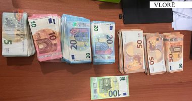 Vlorë/ Sekuestrohen mbi 31 mijë euro të padeklaruara, gjenden të ndara në pako në një autobus