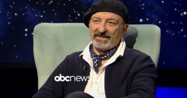 Njihet si “njëriu valixhe”, Sulaj rrëfen vështirësitë e jetës si karikaturist: Konkurova dy herë te Liceu dhe nuk fitova