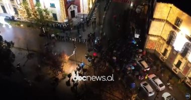 Bllokohet qarkullimi edhe te Bashkia Tiranë/ Pamjet me dron, protestuesit nuk lejojnë automjetet të kalojnë