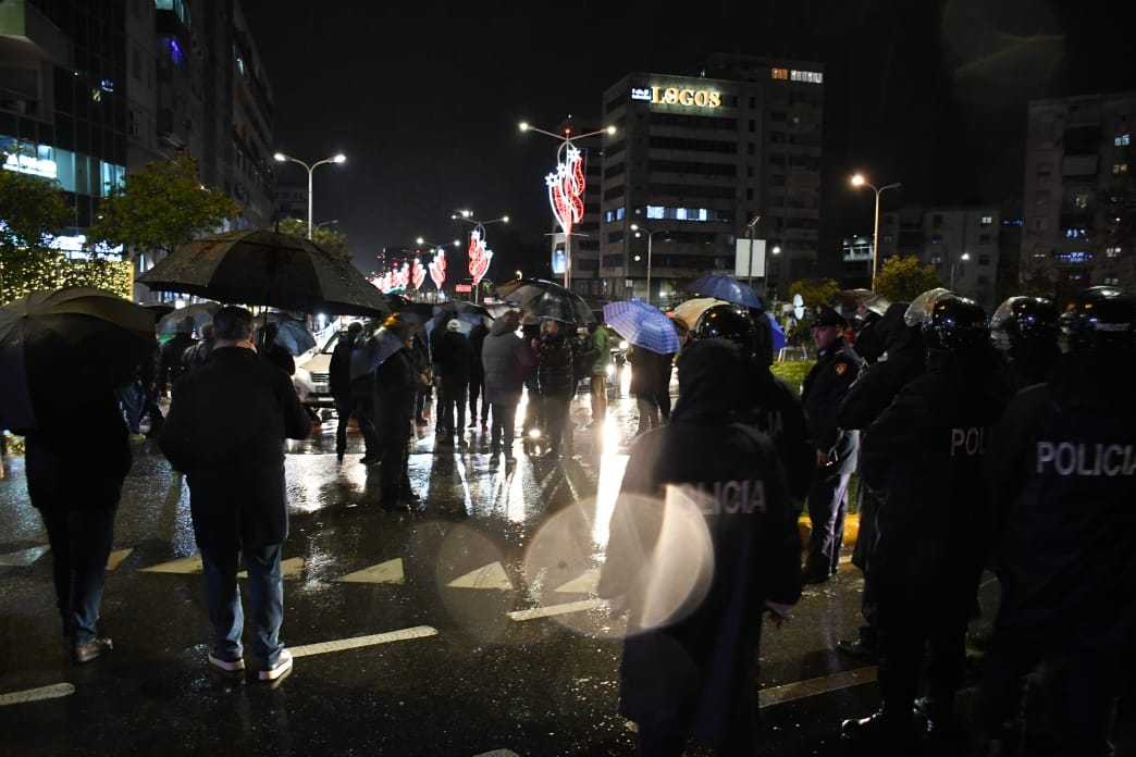 Protesta bllokuese e opozitës, shoqërohen 15 protestues në polici