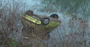 Aksident në aksin Gjirokastër-Tepelenë/ Bie në lumë një automjet me dy persona në bord
