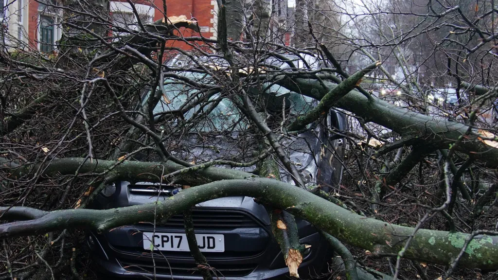 Stuhia ‘Darragh’ godet Mbretërinë e Bashkuar, mijëra pa energji në Irlandën e Veriut. Vonesa dhe anulime trenash
