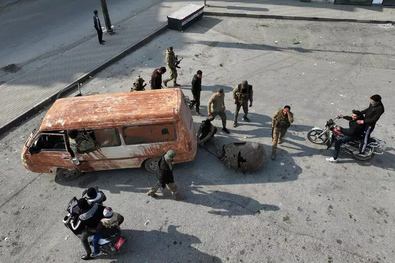 Rebelët sirianë marrin qytetet kyçe, përparojnë drejt Damaskut