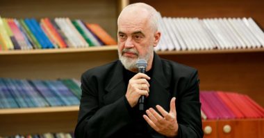 “Celulari duhet t’u ndalohet nxënësve dhe mësuesve”, Rama: Do bëjmë një sistem digjital te dera, do nisim nga “Fan Noli”