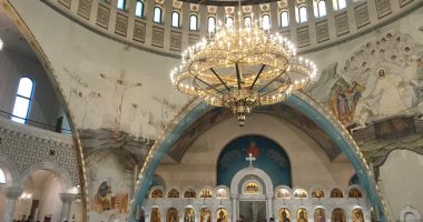 Kremtohet Krishtlindja, At Gregor Pelushi: Katedralja, e mbushur plot me besimtarë të Tiranës