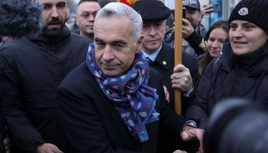 Georgescu proteston para një qendre votimi pas anulimit të zgjedhjeve