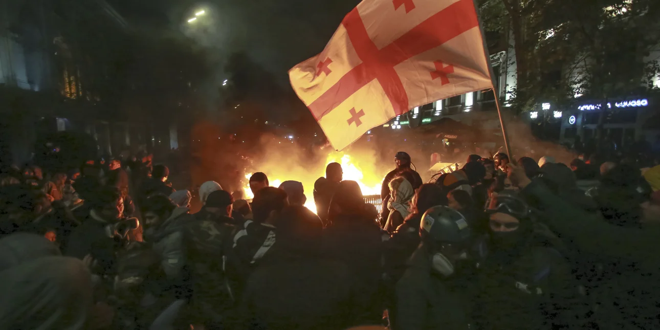 Shpërthejnë sërish demonstratat në Gjeorgji, mijëra protestues kundër presidentit të ri pro qeveritar