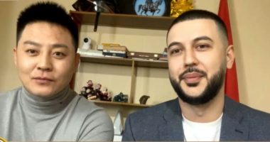 Kina dhe Shqipëria më afër se kurrë, si dy shokët e veçantë u bën viral në rrjetet sociale