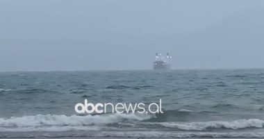 Moti i keq/ Vlorë, trageti i linjës Vlorë-Brindisi nuk ankorohet në port për shkak të kushteve atmosferike