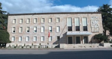 Krishtlindja të enjten/ Festat e fundvititi/ Këshilli i Ministrave vendos edhe të premten ditë pushimi për administratën