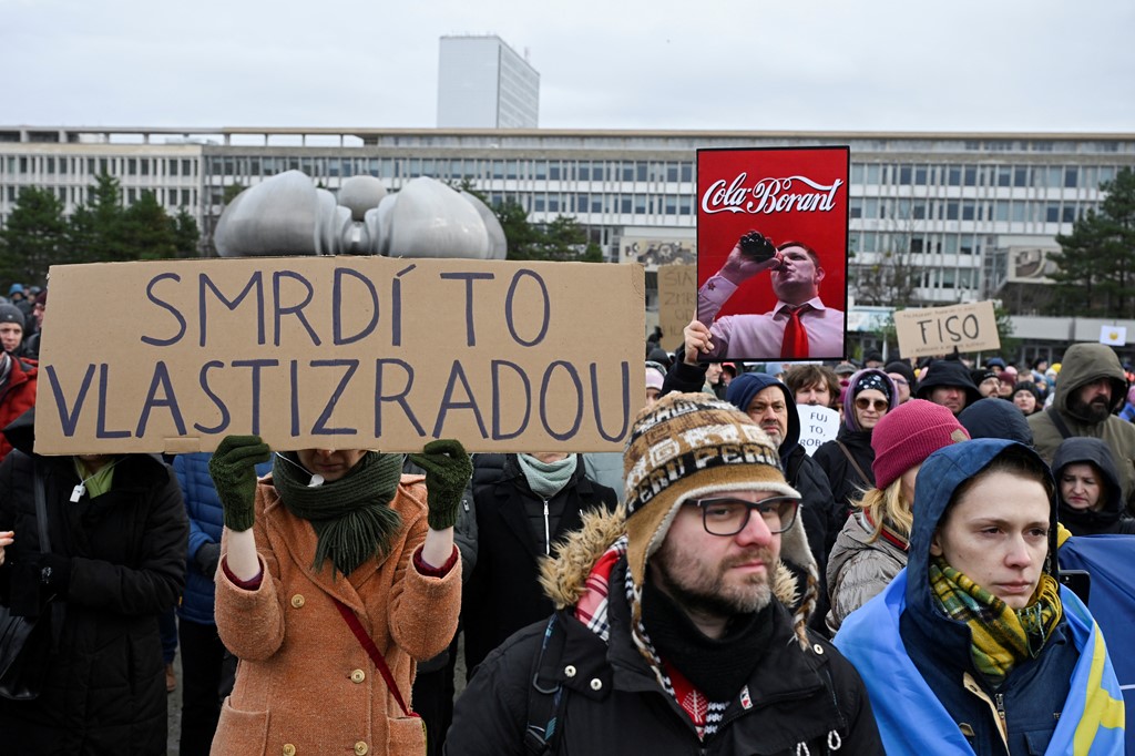 “Erë tradhtie”, protestë në Sllovaki pas vizitës së kryeministrit Fico në Rusi