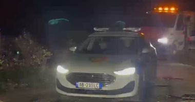 VIDEO/ Atentati me dy të plagosur, policia lëviz automjetin e djegur, dyshohet se u përdor nga autorët