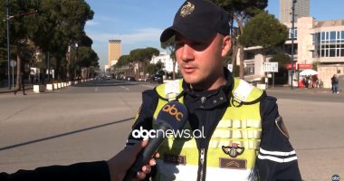 “Gëzuar”…me qytetarët në rrugë/ Polici rrugor e pret në shërbim ndërrimin e viteve