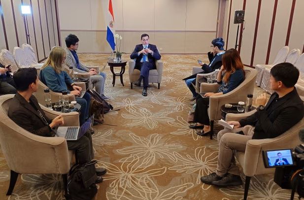 Paraguai dëbon të dërguarin kinez, shkak Tajvani