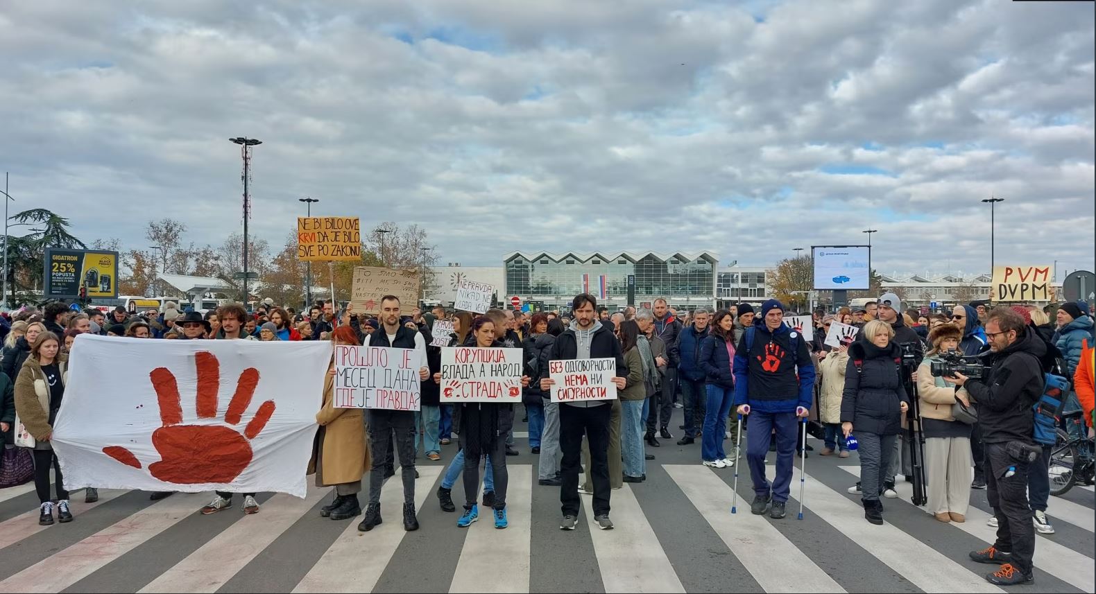 Mijëra njerëz marshojnë në Serbi një muaj pas tragjedisë në Novi Sad