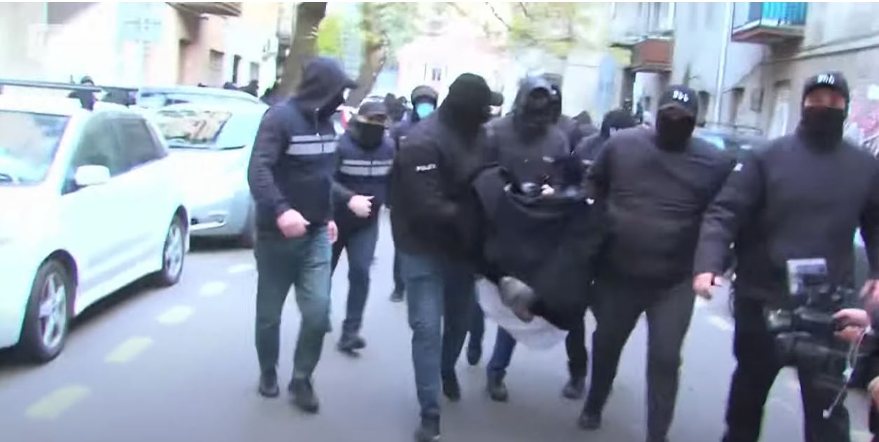 VIDEO/ Protestat në Gjeorgji, lideri i opozitës dhunohet dhe tërhiqet zvarrë në rrugë