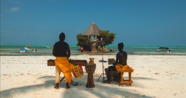 Plazhi i Zanzibarit magjeps pushuesit me atmosferën unike