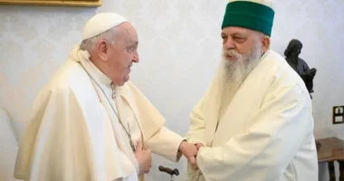 Papa Françesku rrëzohet në rezidencën në Vatikan, pëson thyerje të krahut