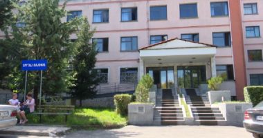 Pacienti tenton t’i vendosë flakën vetes me benzinë dhe kërcënon personelin mjekësor në spitalin e Korçës