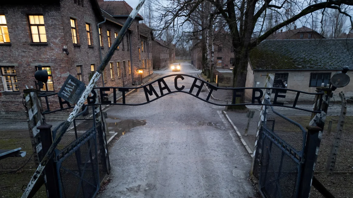 Përkujtohet Holokausti/ Të mbijetuar të krimeve të nazizmit rikthehen në Aushvic