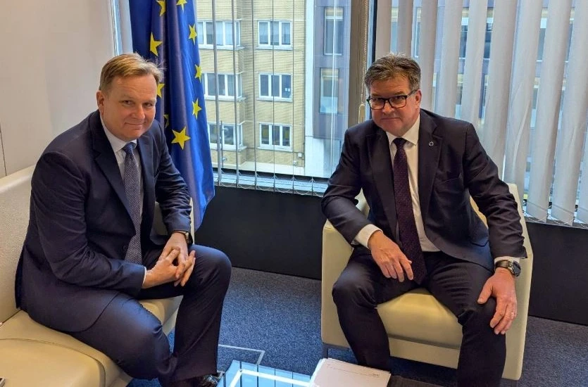 Lajçak takohet me emisarin e ri të BE-së për dialogun Kosovë – Serbi