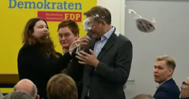 Sulmohet ish ministri gjerman/ Po fliste në podium, vajza i hedh shkumë rroje në fytyrë