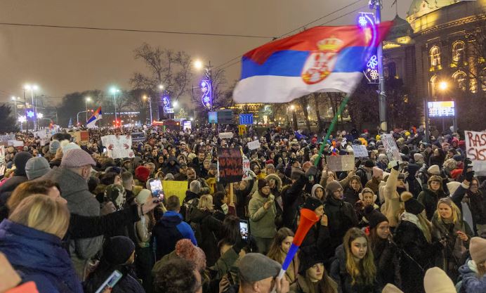 Vijojnë protestat në Beograd  Dhjetëra të rinj qëndruan në heshtje përpara godinës së televizionit shtetëror