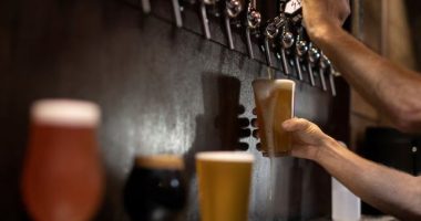 Paralajmëron kirurgu amerikan: Pijet alkoolike duhet të kenë etiketë të veçantë mbi rreziqet e kancerit