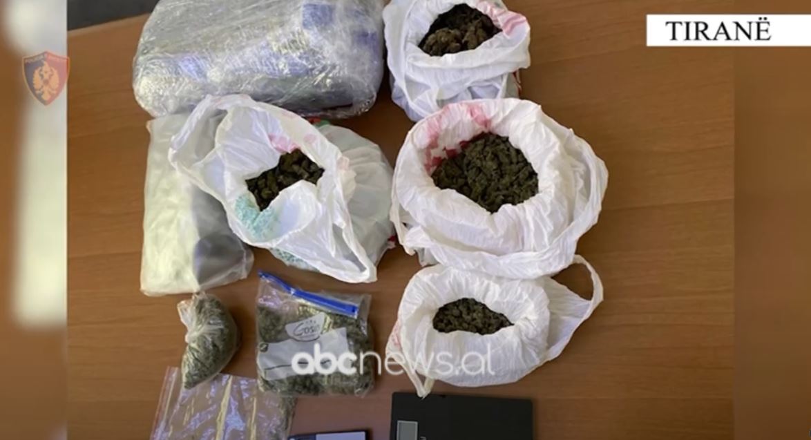 Përshtatën banesën si “bazë” për përpunimin e drogës, dy të arrestuar në Tiranë