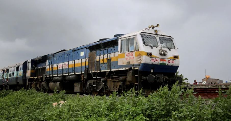 Alarm për zjarr në trenin në Indi/ Pasagjerët goditen nga treni tjetër, shënohen 11 viktima dhe 5 të plagosur