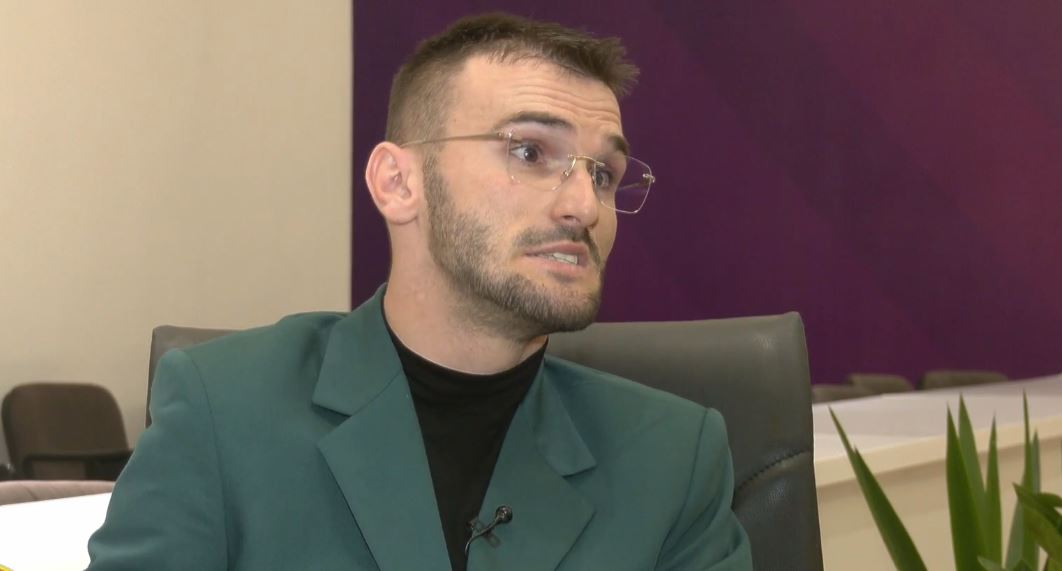 Historia frymëzuese e Elsidit/ 28 vjeçari kërkon një karrige në kuvend: Do ngre zërin për personat si unë