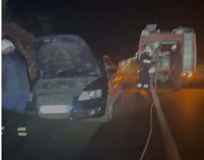 VIDEO/ Makina përfshihet në flakë në Gjirokastër, ndërhyjnë zjarrfikësit