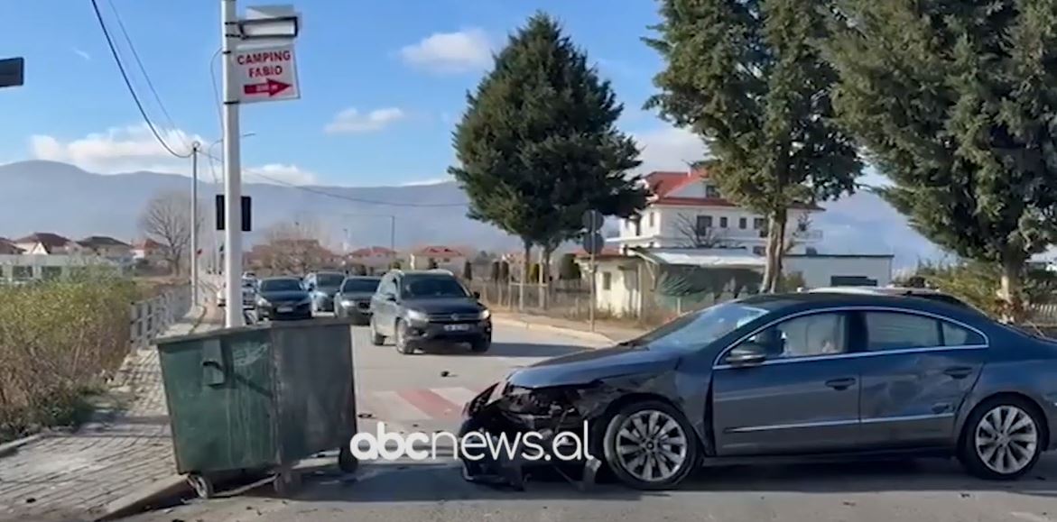 VIDEO/ Përplasen dy automjete në Pogradec, dy të lënduar