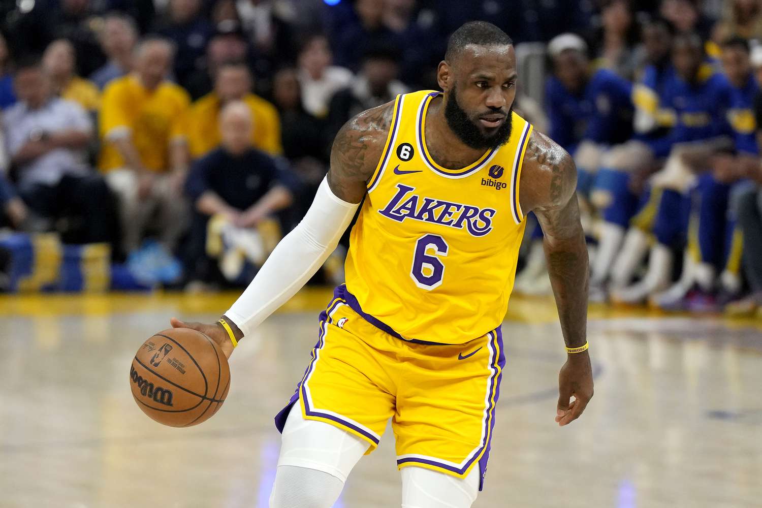 Shkëlqejnë LeBron dhe Curry/ Yjet e NBA nuk kanë ndërmend të ndalen, paraqitje spektakolare