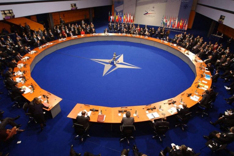 NATO shqyrton ofertën për të zbutur ambicien e Trumpit drejt Groenlandës