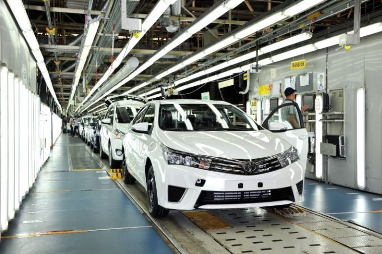 Toyota kryeson shitjet globale të automjeteve për të pestin vit radhazi