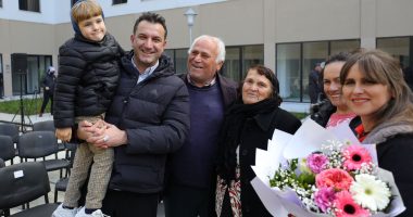 Veliaj shpërndan 75 apartamente për banorët e Kombinatit: Pavarësisht pengesave nga partiçkat, e mira dhe e drejta fituan