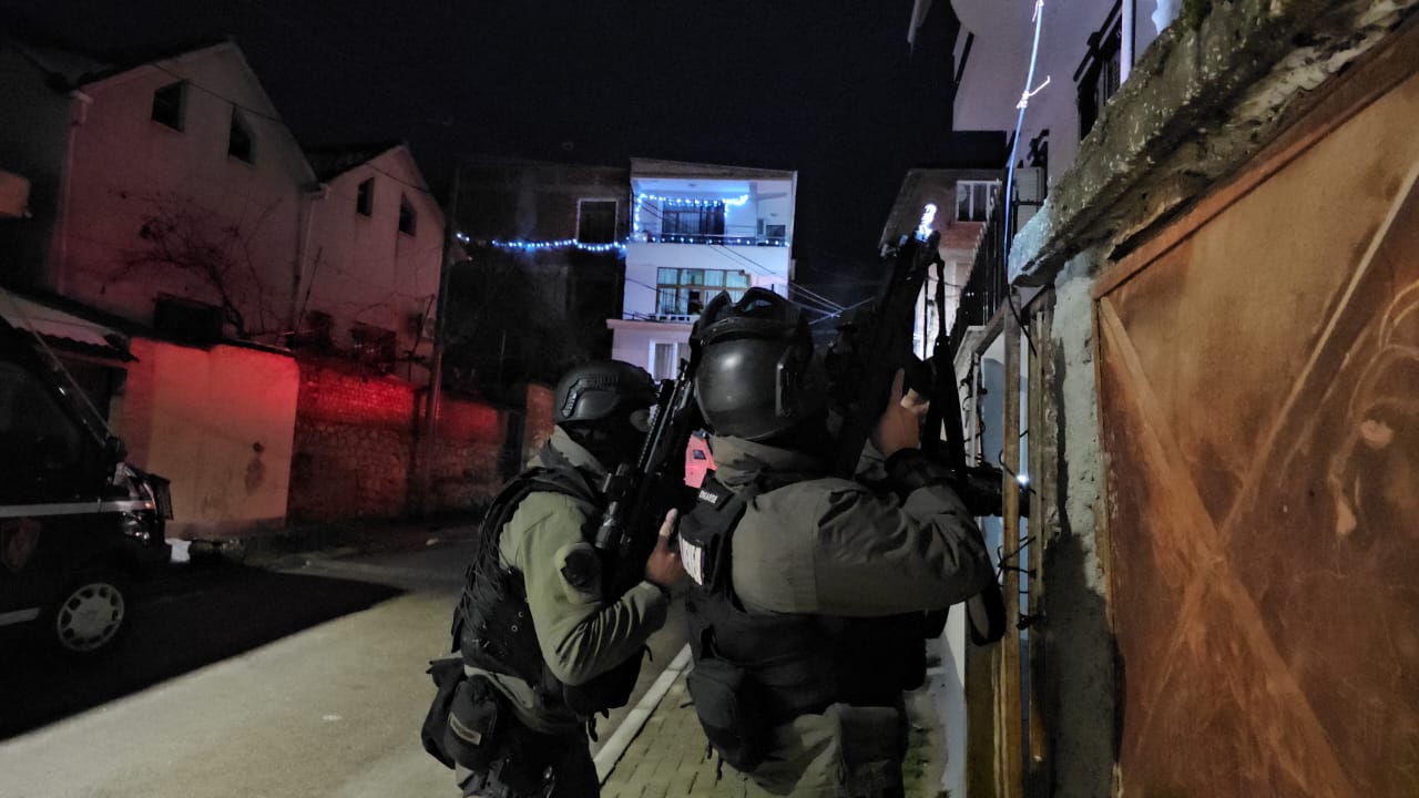 Aksioni i RENEA-s në Pogradec/ Kapen dhjetëra armë zjarri dhe thika, sekuestrohen afro 200 milionë lekë dhe naftë kontrabandë