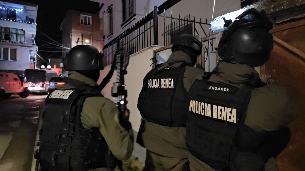 Operacion masiv në Pogradec, sekuestrohen armë, drogë dhe 100 mijë euro. Kontrollohet edhe banesa e të kërkuarit Erjon Llapushi