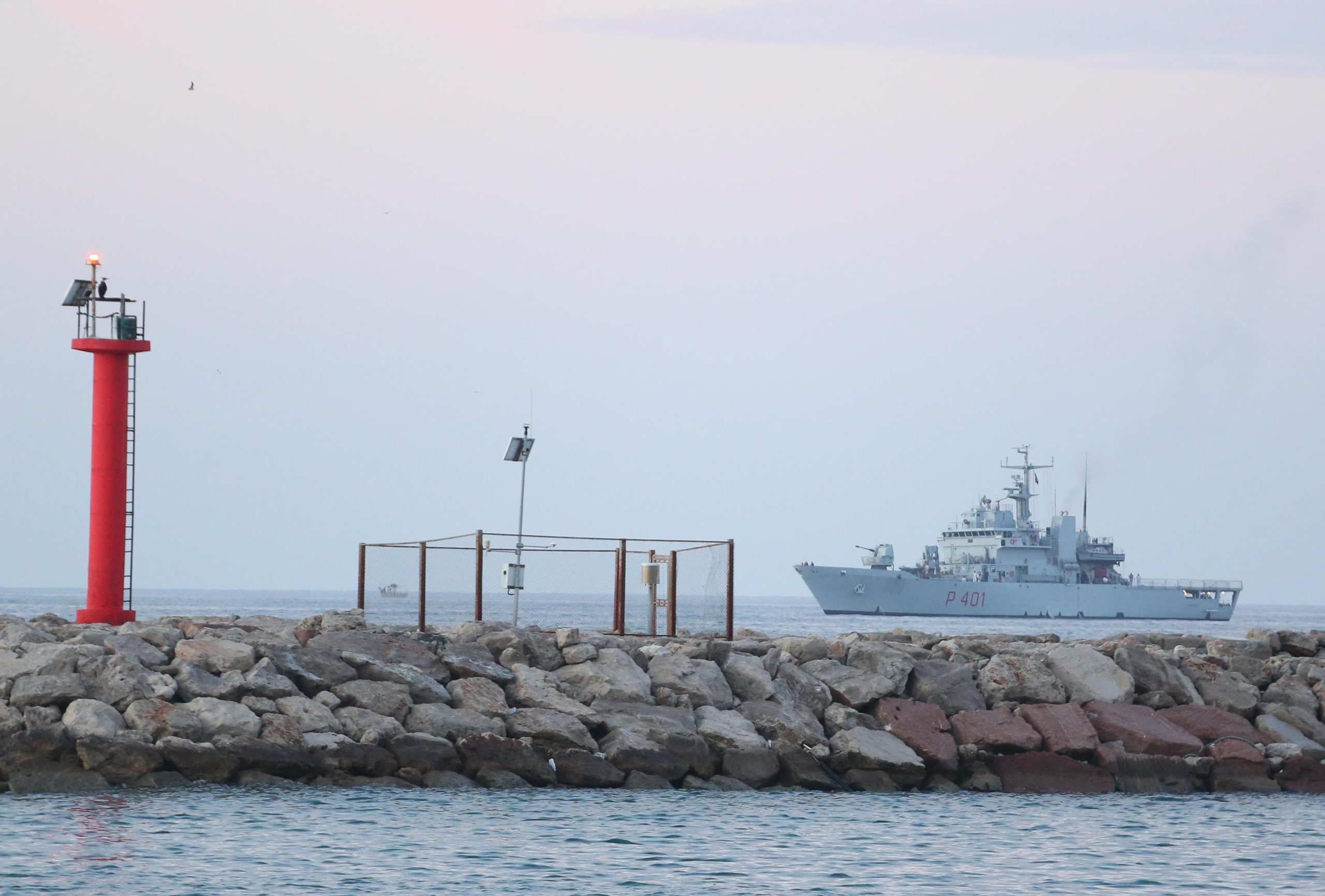 FOTO/ Pas dy muajsh pauzë, momenti ku anija e marinës italiane me emigrantë mbërrin në Shëngjin