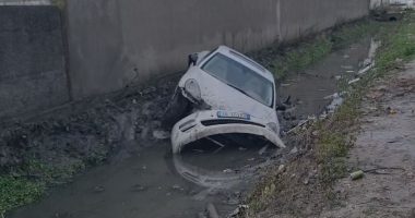 VIDEO/ Aksident në Fier, makina del nga rruga dhe përfundon në kanal