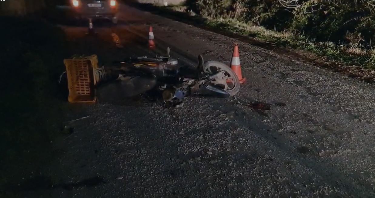 VIDEO/ Motori përplas këmbësorin në Fier, dy të lënduar
